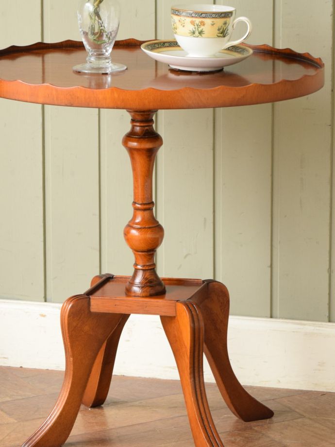 英国スタイルのアンティークテーブル