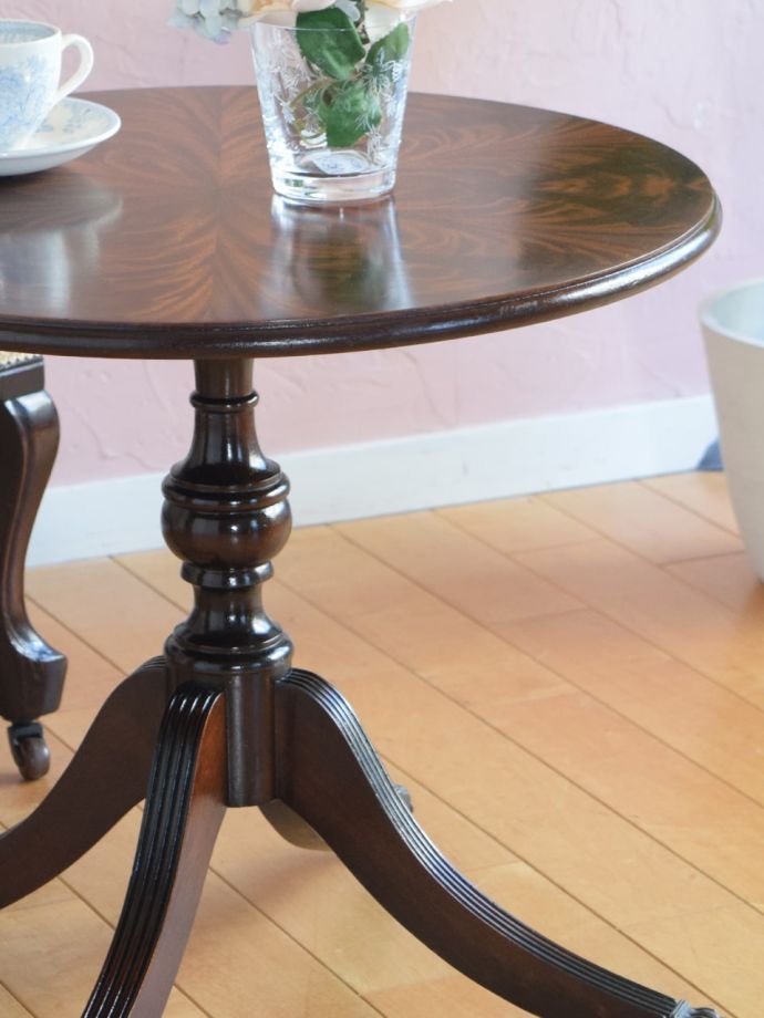 英国のアンティーク家具らしいデザイン