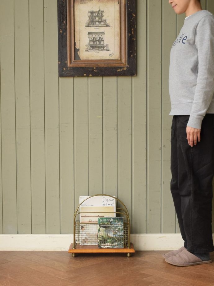 アンティークのおしゃれなマガジンラック