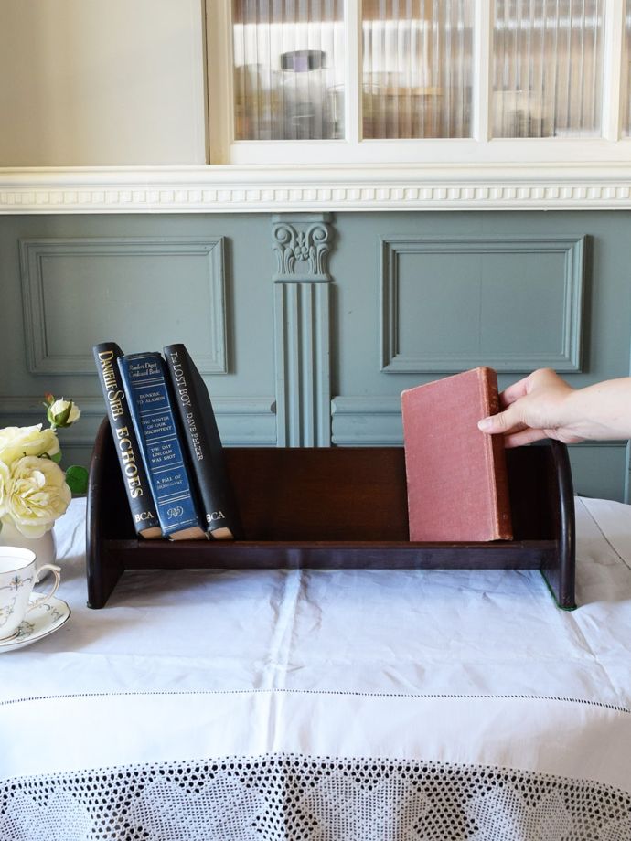 アンティーク家具らしさが漂うマガジンラック