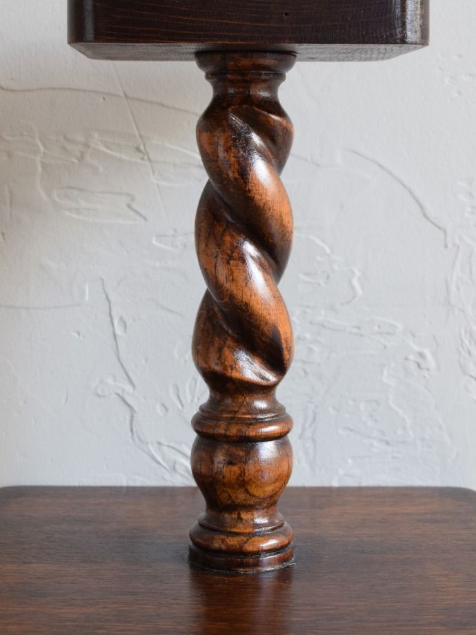 英国アンティーク家具らしい装飾