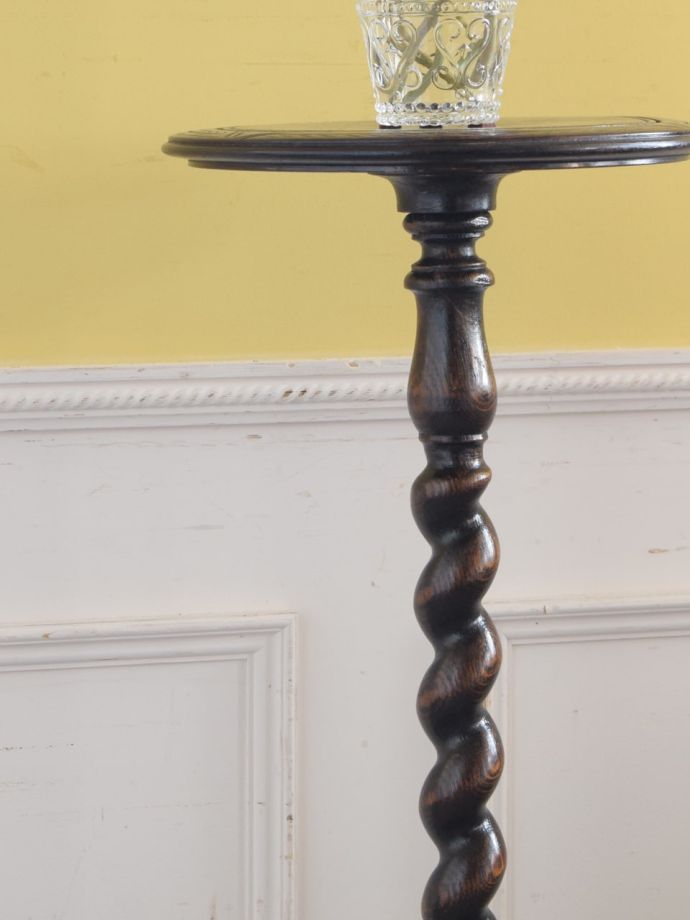 英国のアンティーク家具らしいデザイン