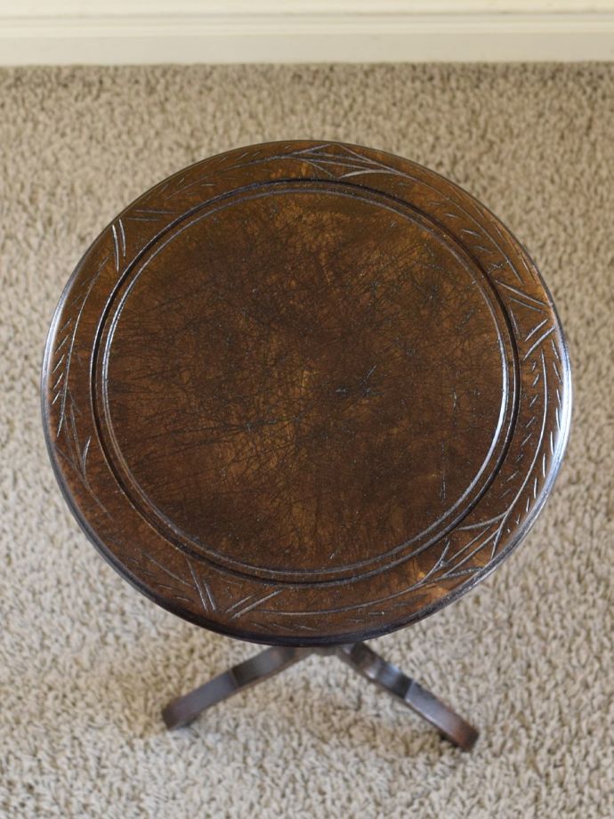 アンティークのプランツスタンドの天板
