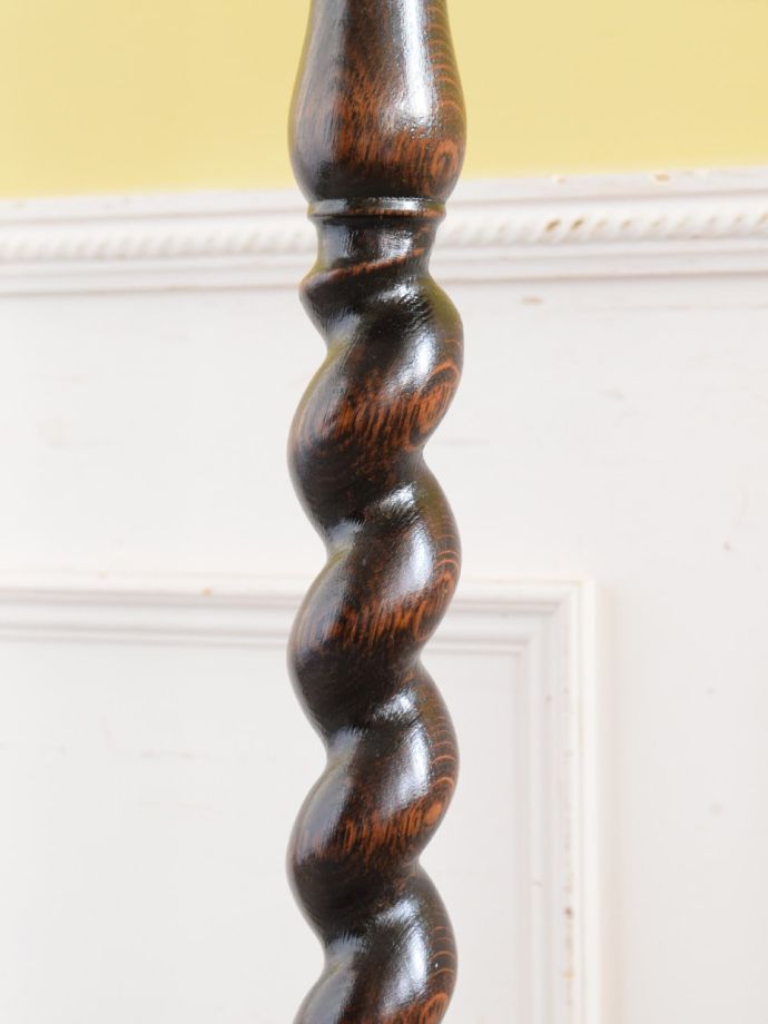 英国アンティーク家具らしい装飾