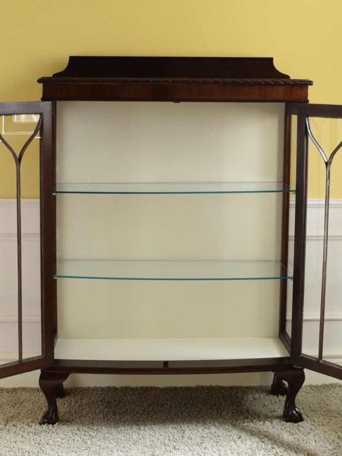 ガラスキャビネットの扉の中