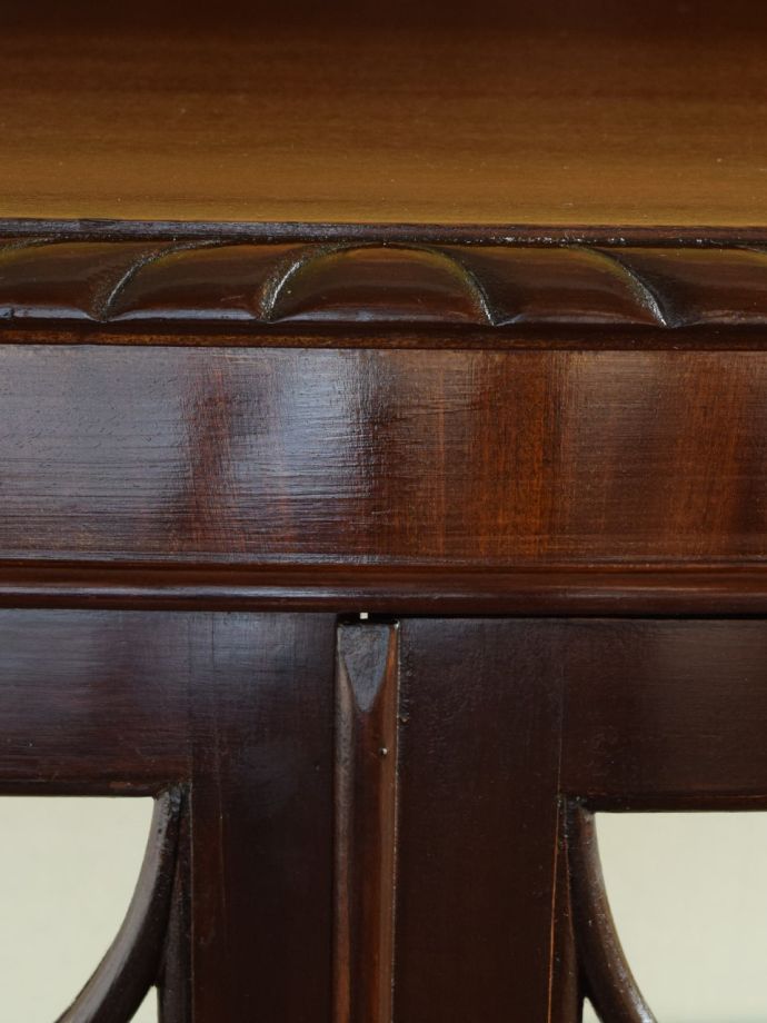 英国アンティーク家具らしい彫