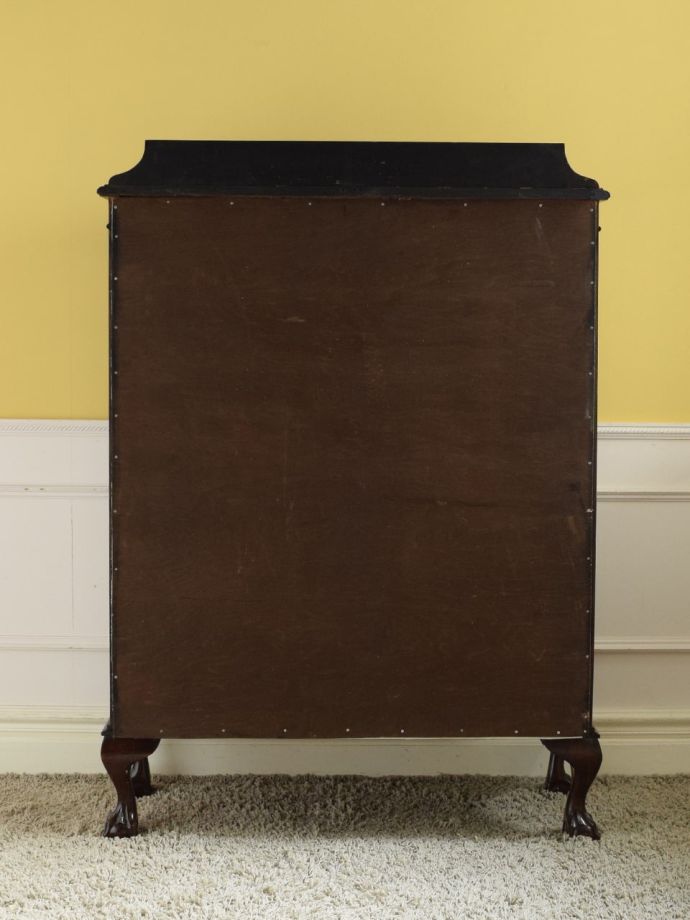 キャビネットの後ろ姿