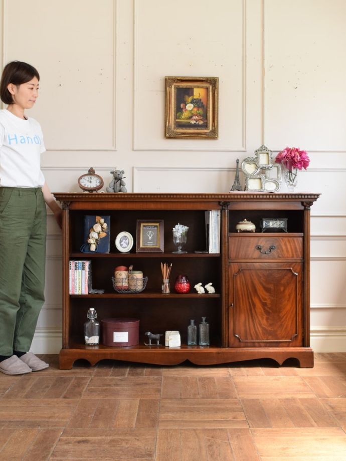 英国アンティークのキャビネット