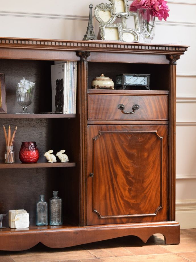 アンティークのオープンシェルフ