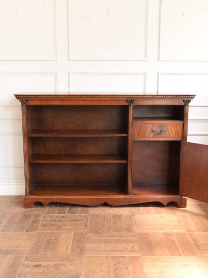 アンティークキャビネットの中