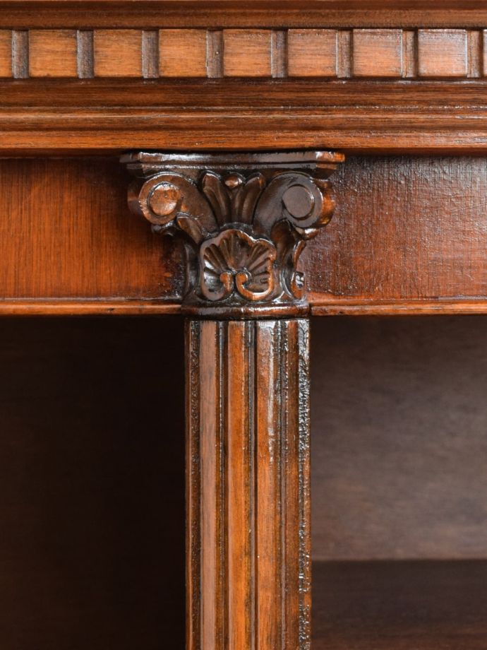 英国アンティークらしい装飾