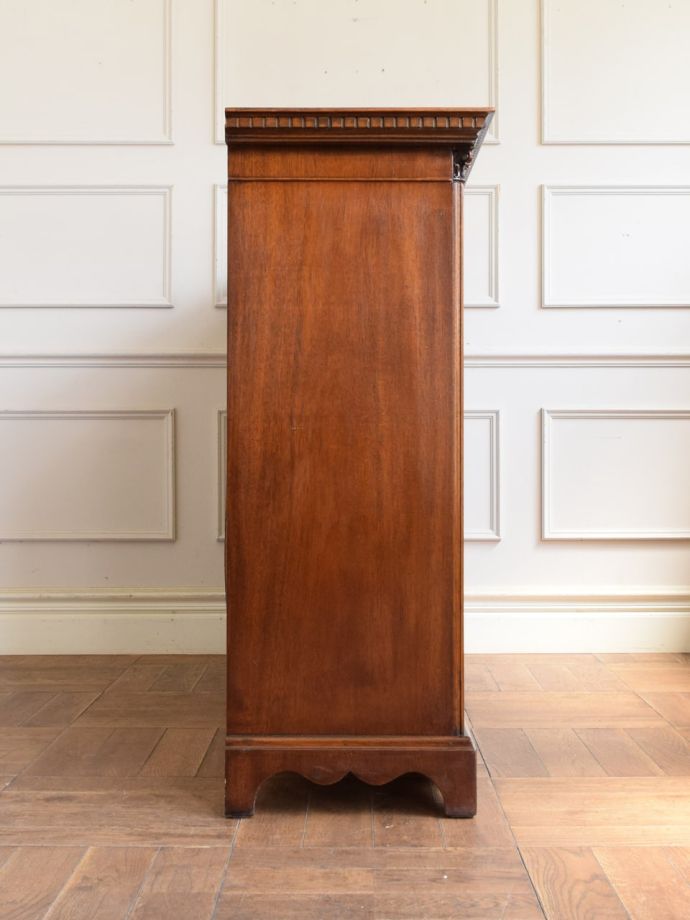 オープンシェルフの側面