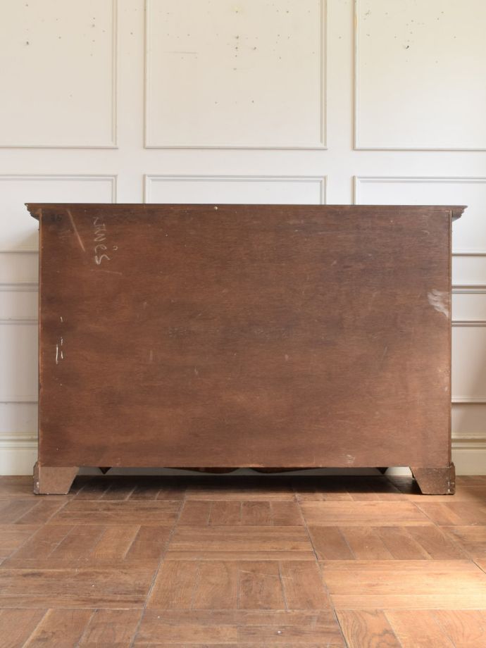 オープンシェルフの後ろ姿