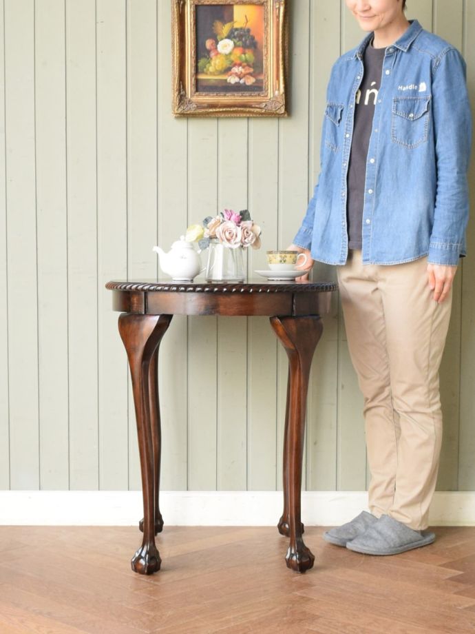 アンティークのサイドテーブル