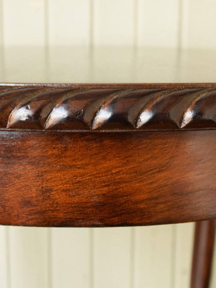 英国アンティーク家具らしい装飾