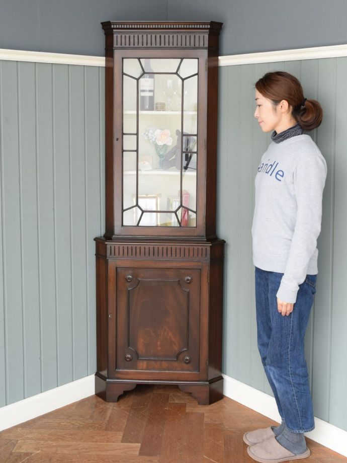 英国アンティークのガラスキャビネット