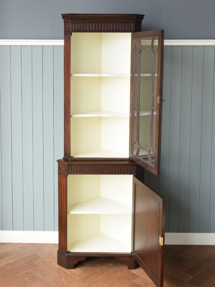 ガラスキャビネットの扉の中