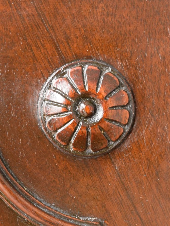 キャビネットの華やかな装飾