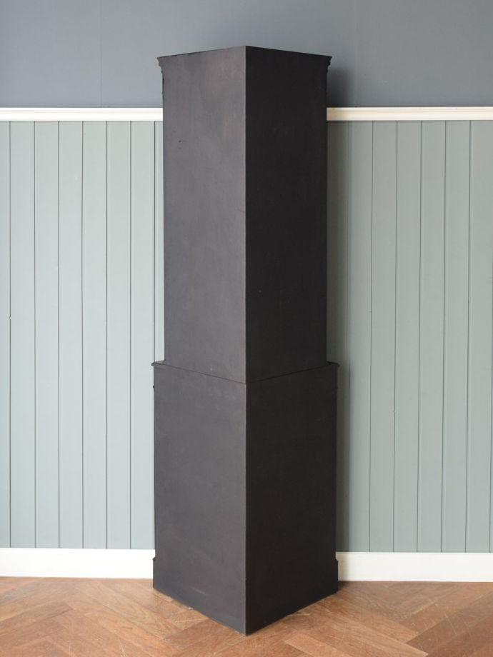 キャビネットの後ろ姿