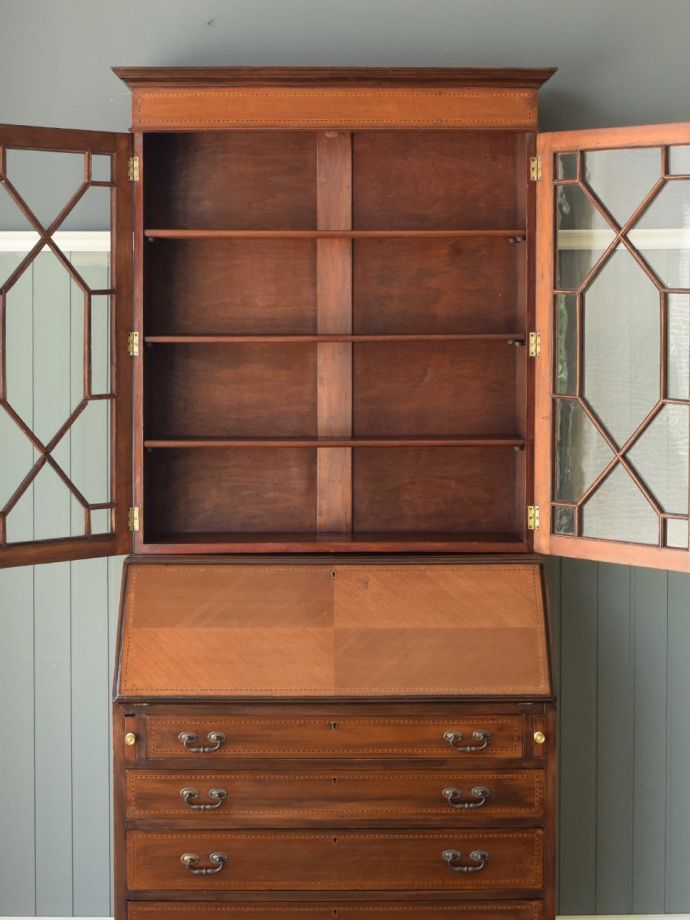 ビューローキャビネットの扉の中