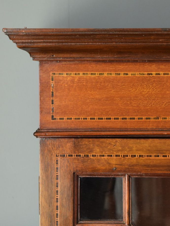 英国アンティーク家具らしい装飾