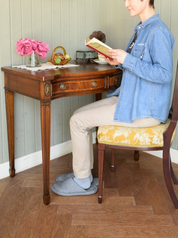 いろんな用途で使えるアンティークのテーブル