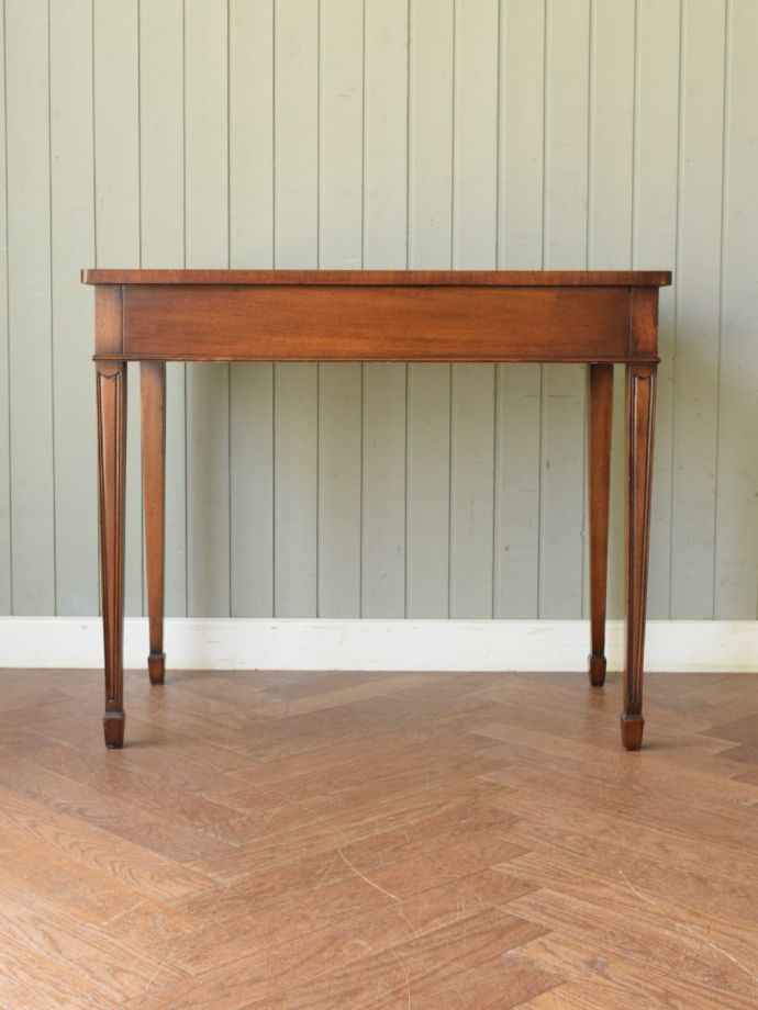 コンソールテーブルの後ろ姿