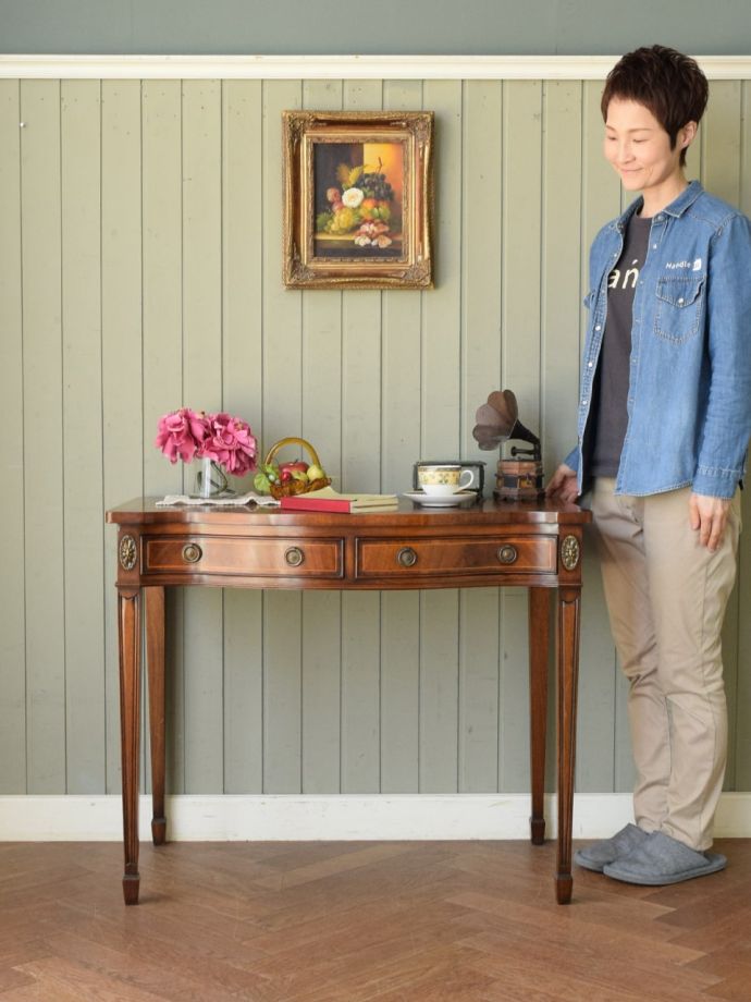 アンティークのコンソールテーブル