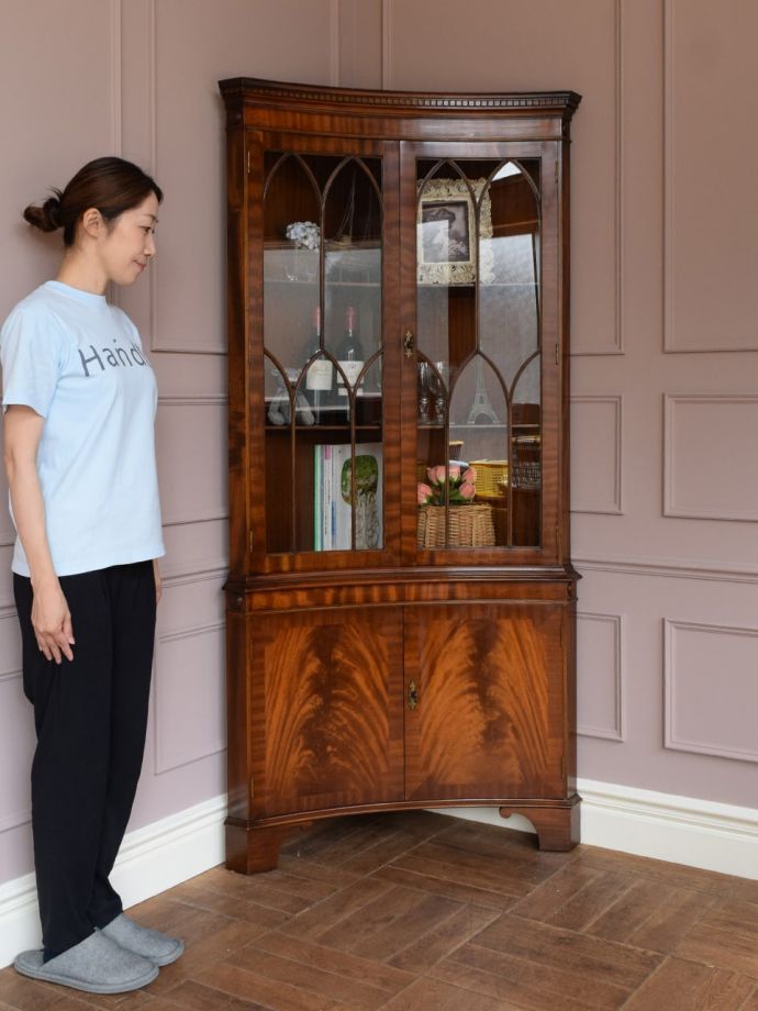 英国アンティークのガラスキャビネット