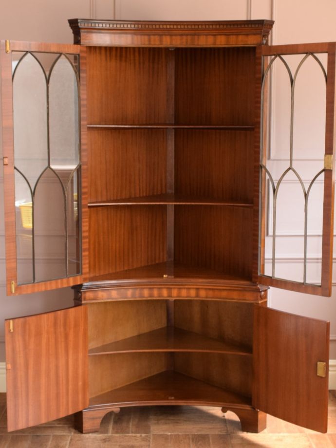 ガラスキャビネットの扉の中