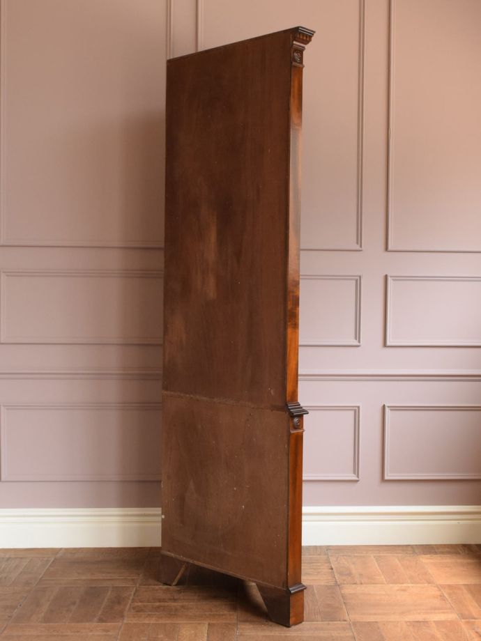 コーナーキャビネットの側面