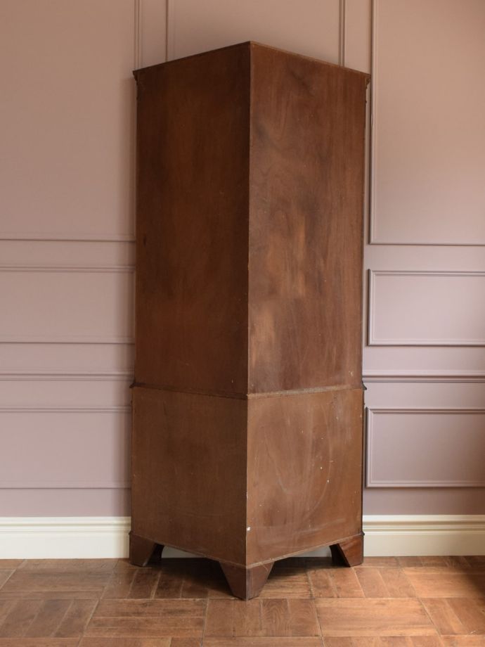 キャビネットの後ろ姿