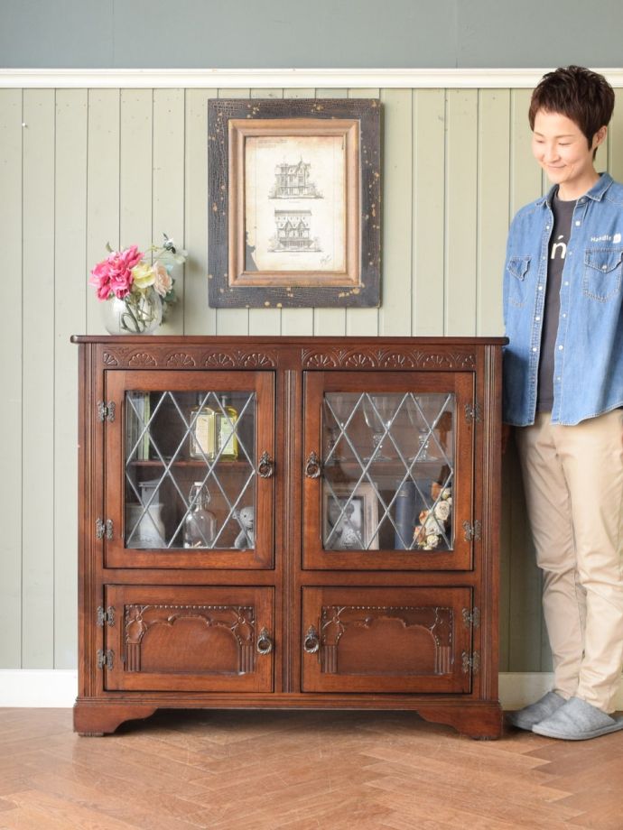 英国アンティークのキャビネット