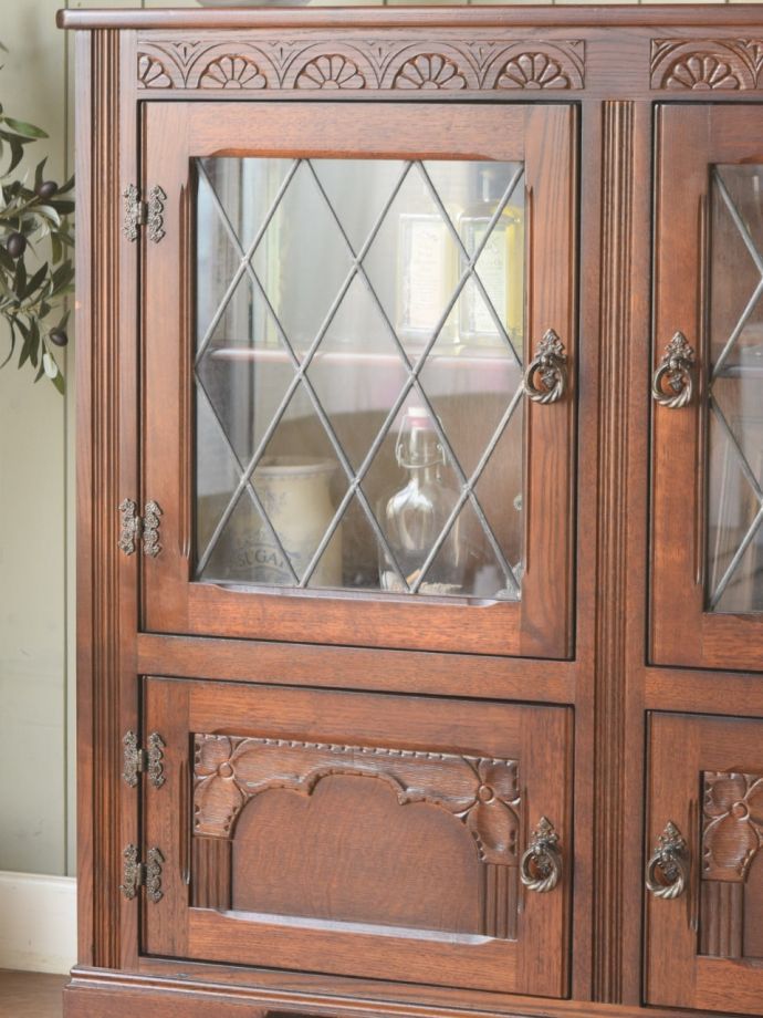 アンティーク家具らしさが漂うキャビネット