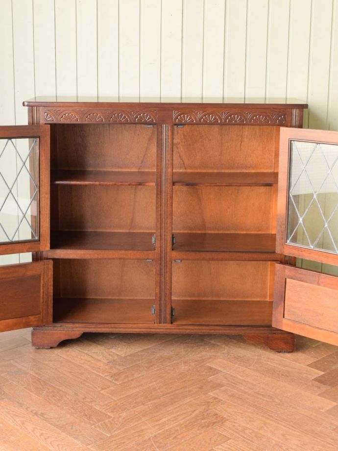 アンティークキャビネット扉の中