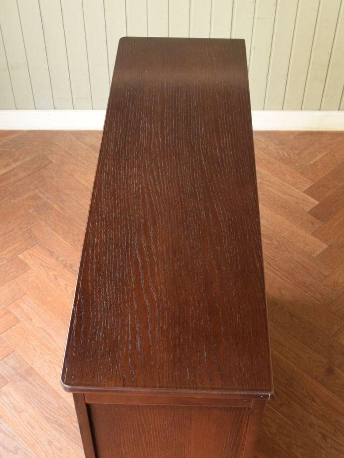 アンティークのキャビネットの天板