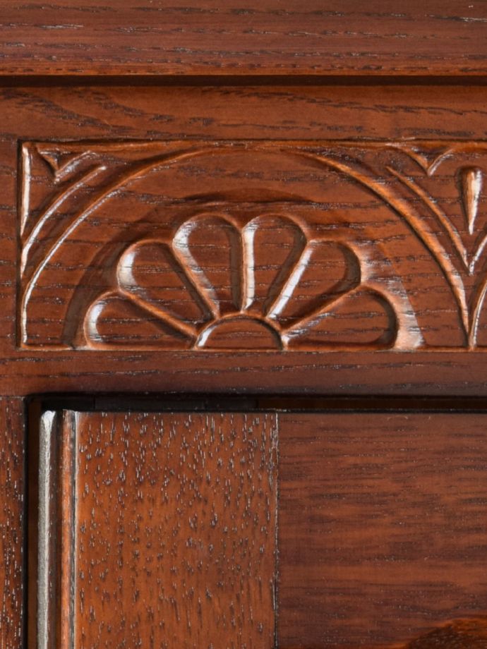 英国アンティーク家具らしい装飾