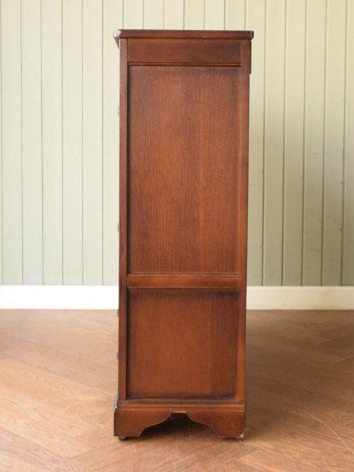 キャビネットの側面