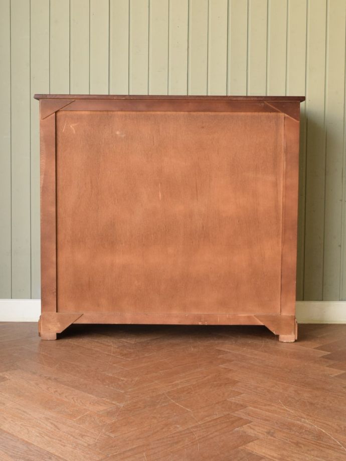 ガラスキャビネットの後ろ姿