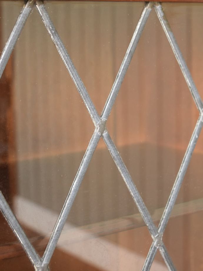 キャビネットの美しいガラス扉