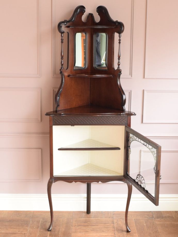 ガラスキャビネットの扉の中