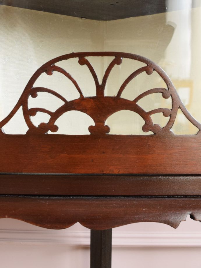 キャビネットの華やかな装飾