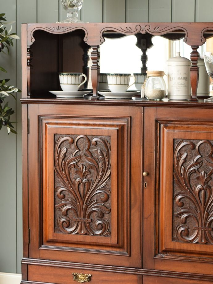 アンティーク家具らしい美しい杢目