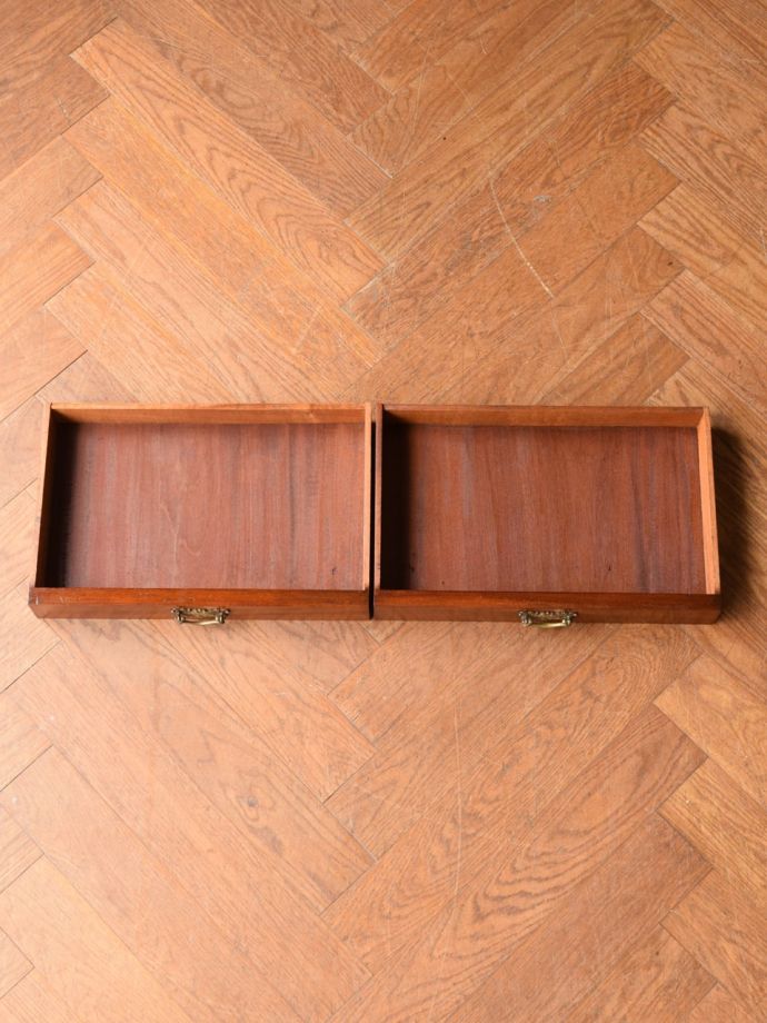 アンティークキャビネットの引き出し