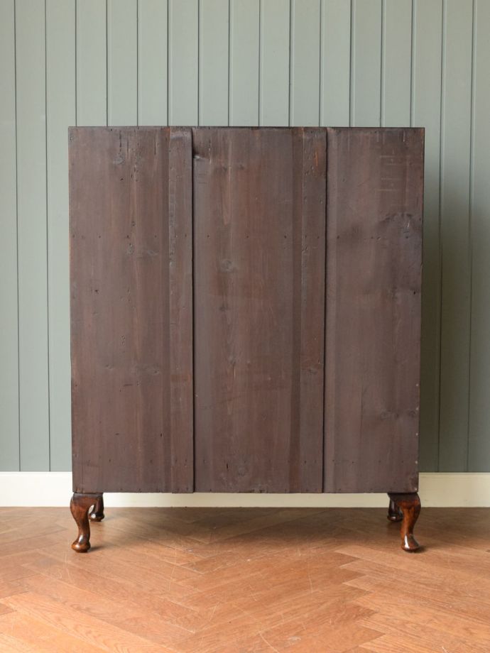 サイドキャビネットの後ろ姿