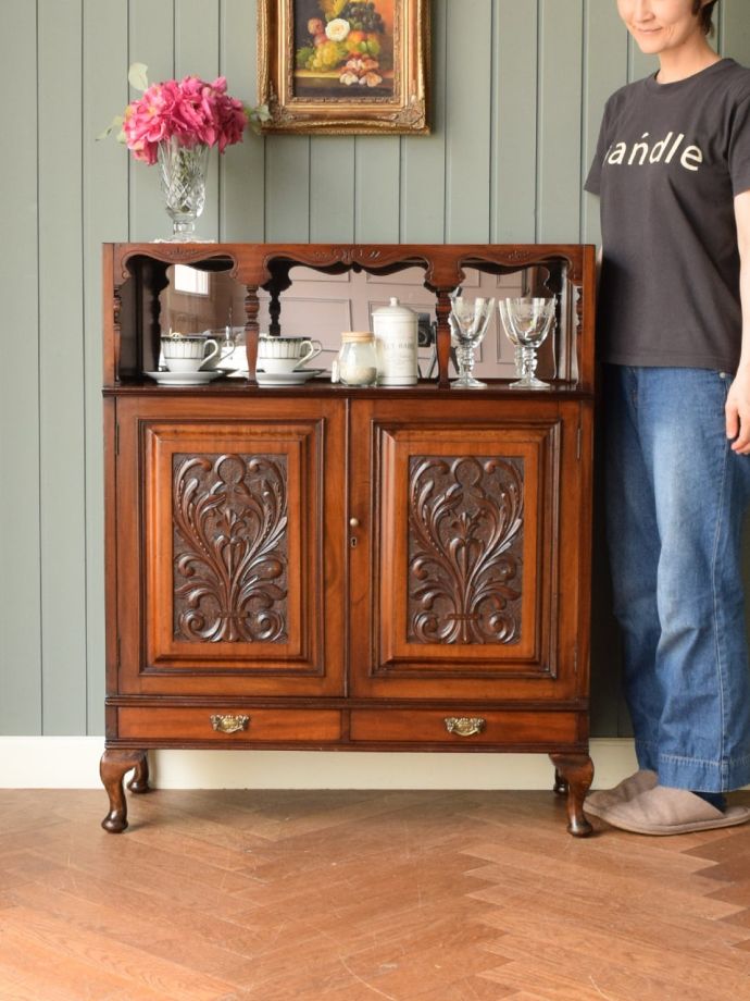 英国アンティークのサイドボード