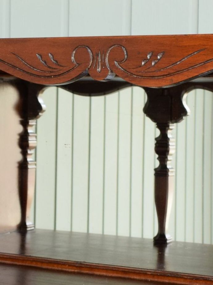 英国アンティーク家具らしい彫