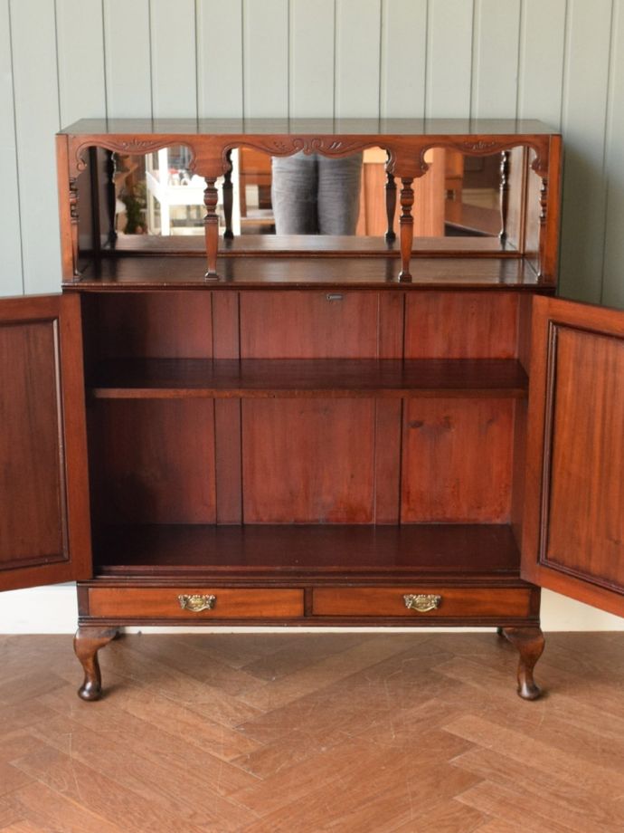 キャビネットの扉の中