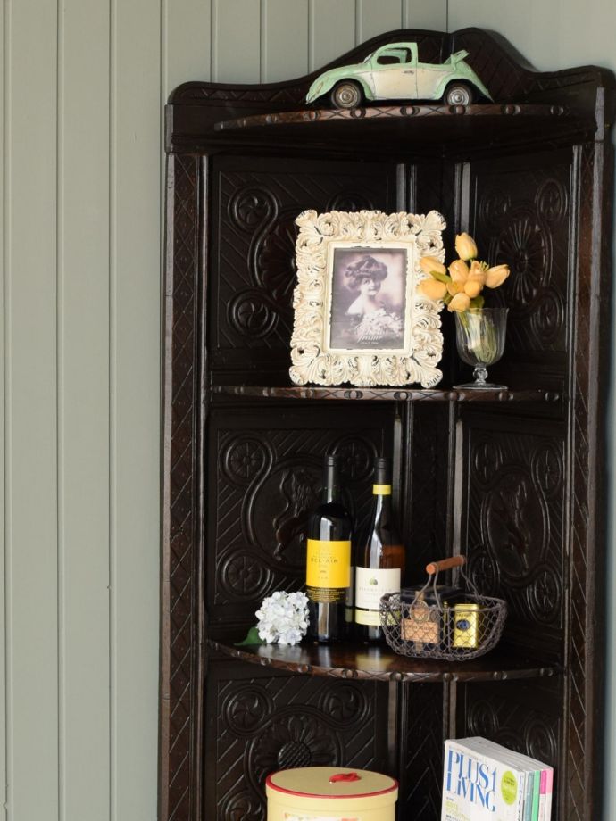 アンティークのオープンシェルフ