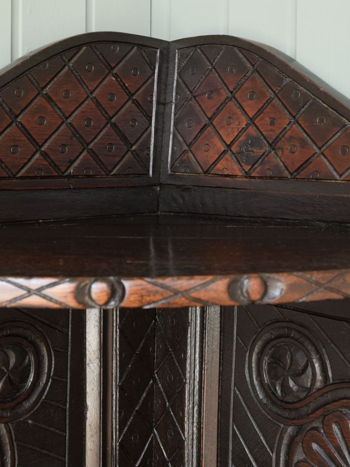 英国アンティーク家具らしい装飾